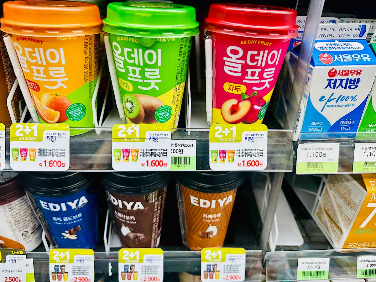 韓国のコンビニの商品棚に付いている『１＋１』や『２＋１』の表記