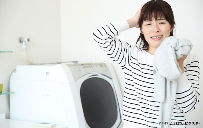 洗濯をする女性の写真