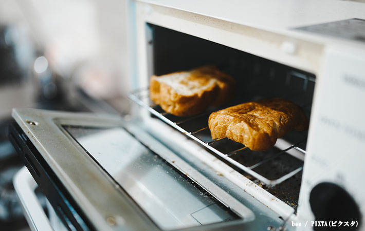 オーブントースターでパンを焼く写真