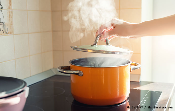 鍋でお湯を沸騰させている写真