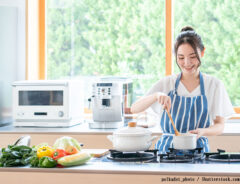 女性が料理する写真