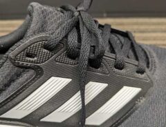 「仕事用にちょうどいい!」「軽くて履きやすい」コスパ抜群!『アディダス』の万能シューズがこちら