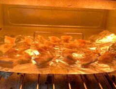餃子の皮『おっとっと』をオーブントースターで焼いている写真