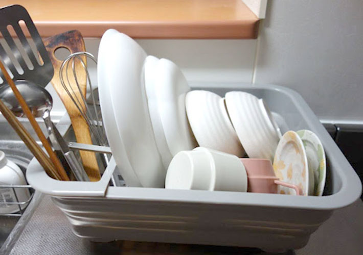 『ダイソー』の『折りたためる水切りかご』に洗った食器を置いた写真
