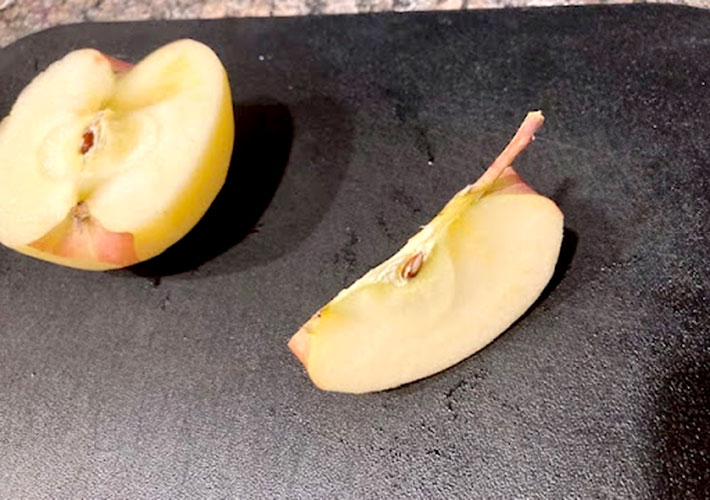 リンゴをカットした写真