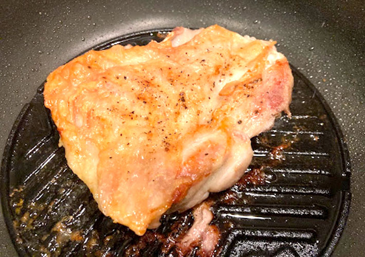 鶏モモ肉の皮を先に焼き、ひっくり返した写真