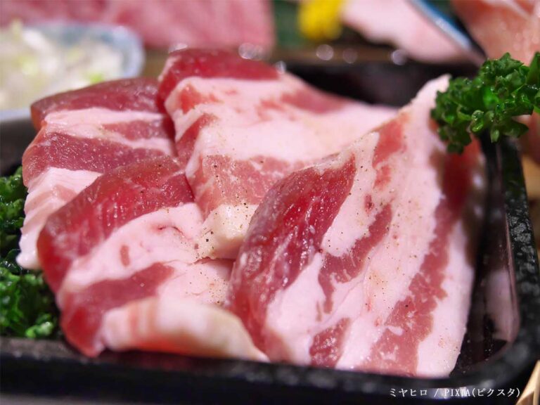 豚肉を焼く写真
