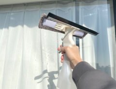 『スリーコインズ』の『４WAYワイパー』で窓掃除をしている写真