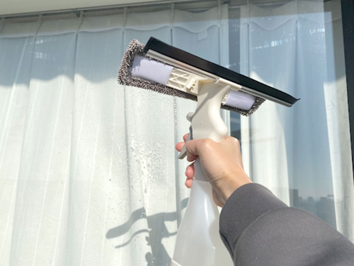 『スリーコインズ』の『４WAYワイパー』で窓掃除をしている写真