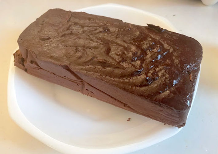 焼き上がり粗熱をとった豆腐で作ったチョコケーキの写真