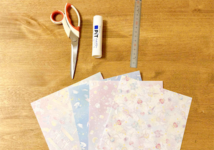 折り紙で作るポチ袋の材料を並べた写真
