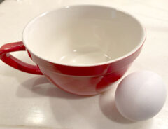 マグカップと卵の写真