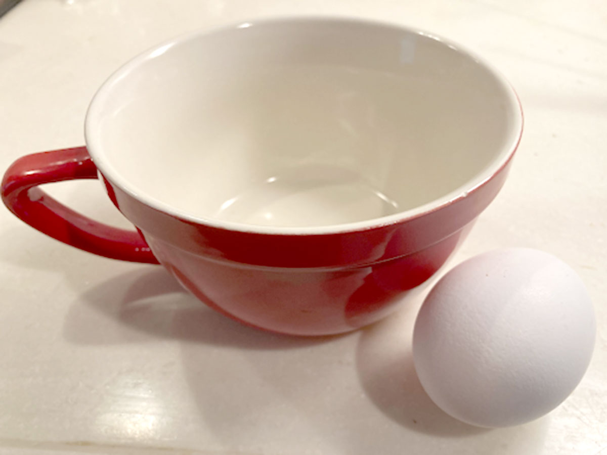マグカップと卵の写真