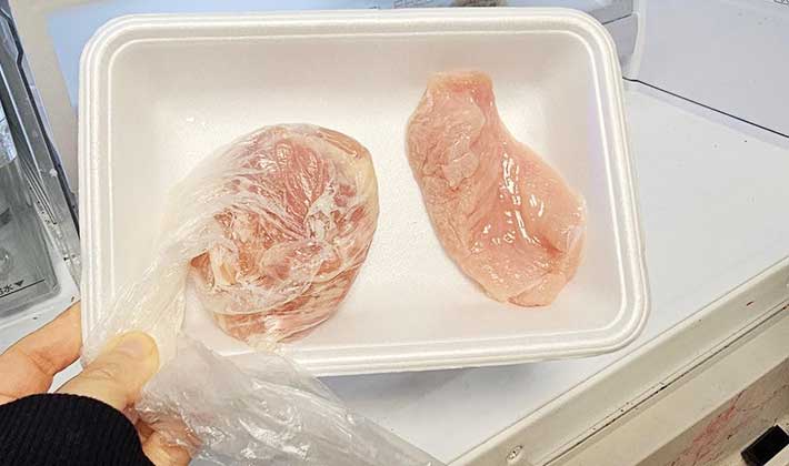塩麹を揉みこんだ鶏むね肉と何もしていない状態の鶏むね肉を比較している写真