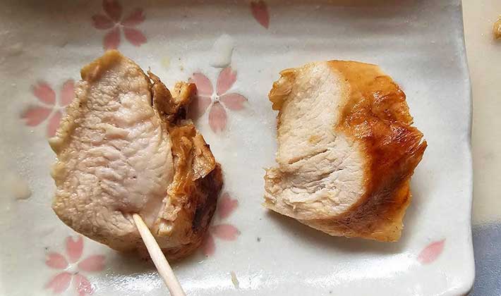 塩麹を揉みこんだ鶏むね肉と何もしなかった鶏むね肉を比較している写真
