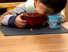 食事中の３歳息子が寝落ち　まさかの光景に心和ませる人が続出