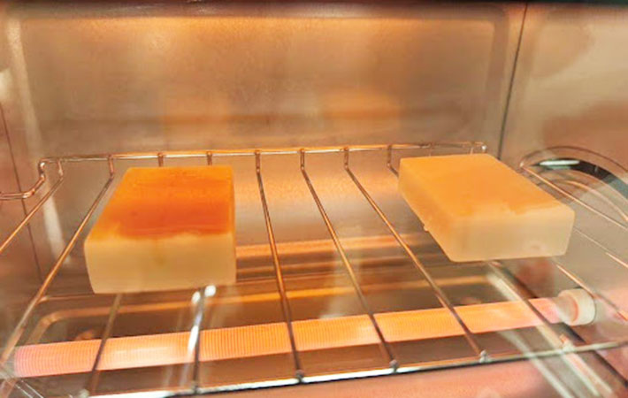 醤油を垂らした切り餅と何も加えていない切り餅を一緒にオーブントースターで焼いている写真
