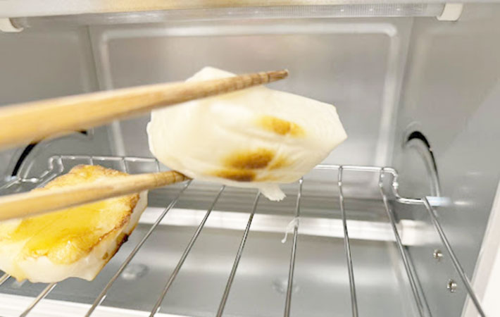焼きあがった何も加えなかった切り餅をオーブントースターから取り出した写真