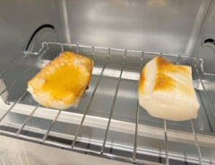 醤油を垂らした切り餅と何も加えていない切り餅を一緒にオーブントースターで焼いた写真
