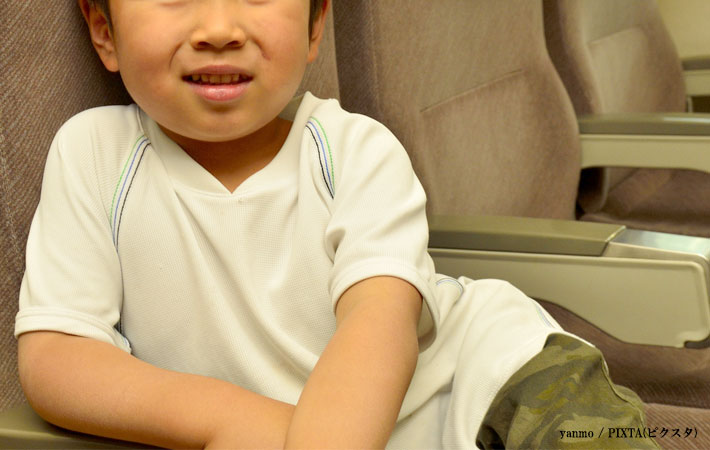 新幹線に乗る子供の写真
