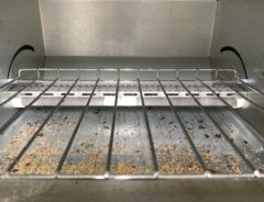汚れたオーブントースターをきれいにするには？　１００均アイテムを使った方法が「ナイスアイディア」「耳寄り」