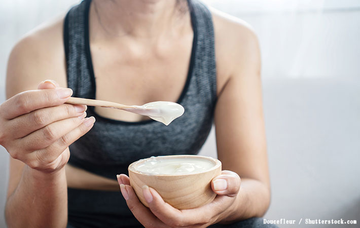 女性がヨーグルトを食べる写真