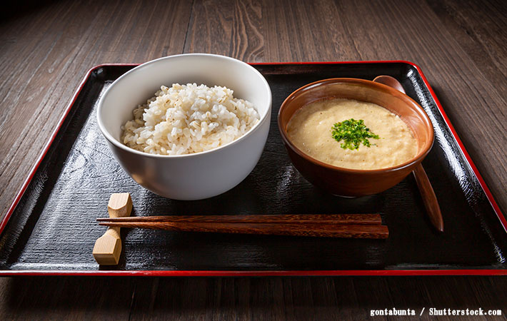 麦ごはんとお味噌汁の写真