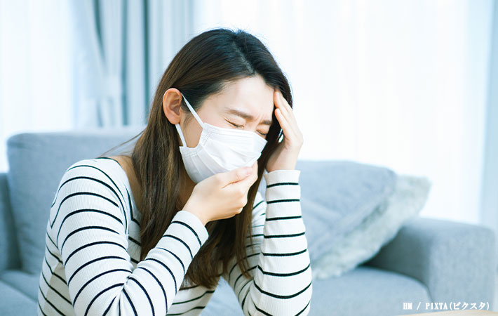 体調不良な女性の写真