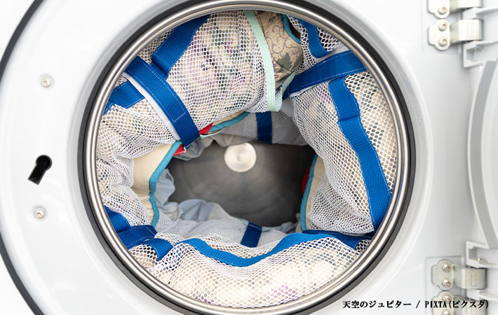衣類ネットの入った洗濯機の写真