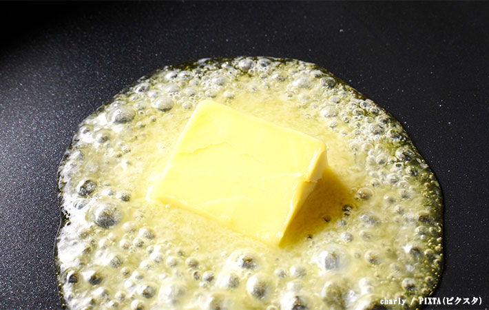 フライパンの上でバターが溶ける写真