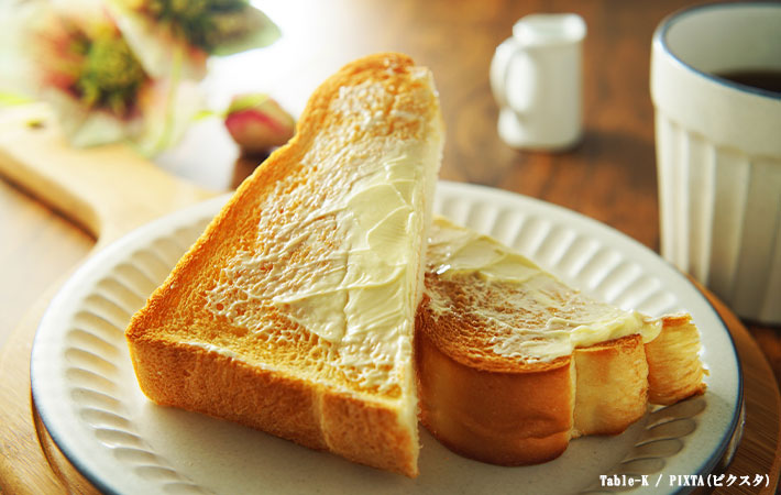 バターの塗られたトーストの写真