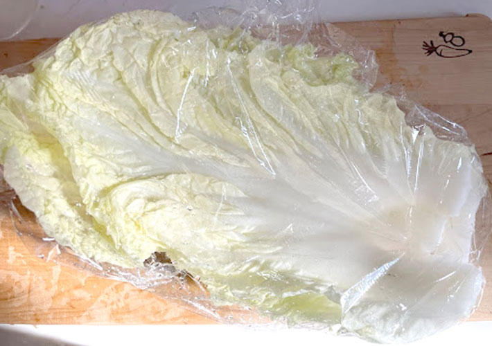 白菜をラップで包んだ写真