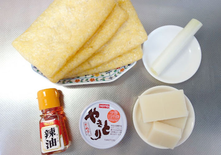 餅×焼き鳥缶で作る『おつまみ巾着』の材料を並べた写真