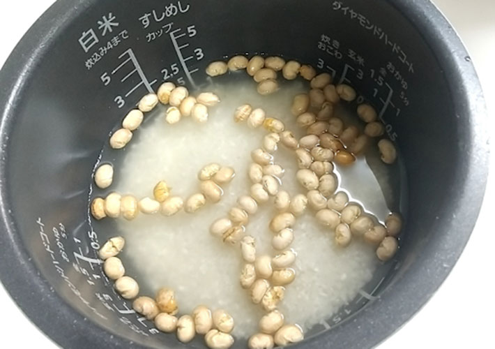 お米、『浅漬けの素』、水、福豆を炊飯器に入れた写真