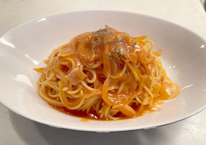 皿に盛り付けたトマトスパゲティの写真