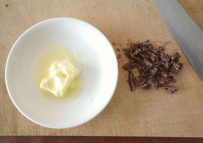 ミルクチョコを荒く刻み、バターをレンジで溶かした写真