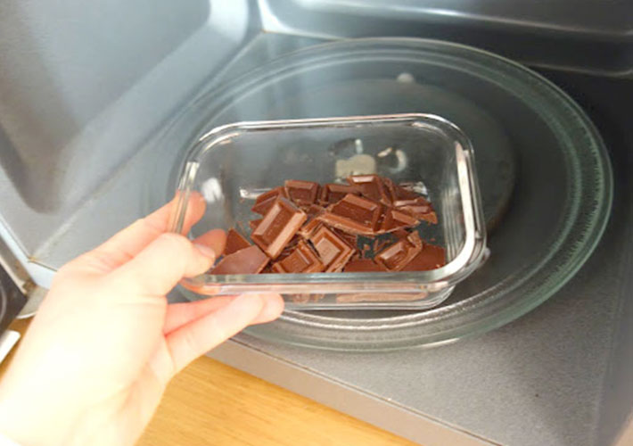 砕いたいたチョコレートを耐熱皿に入れてレンジで加熱するところの写真