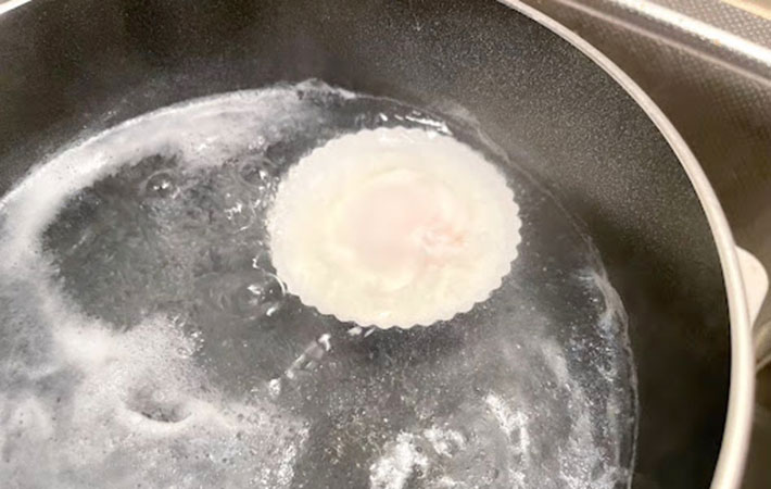 シリコンカップに入れた卵を加熱している写真