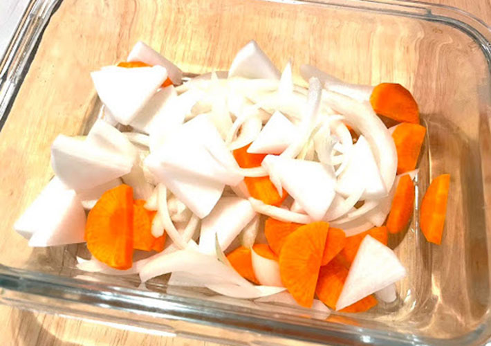 耐熱皿にカット野菜をいれレンジで加熱した写真
