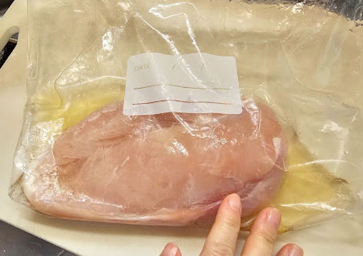 『ブライン液』を鶏むね肉を入れたジッパーポリ袋に入れた写真