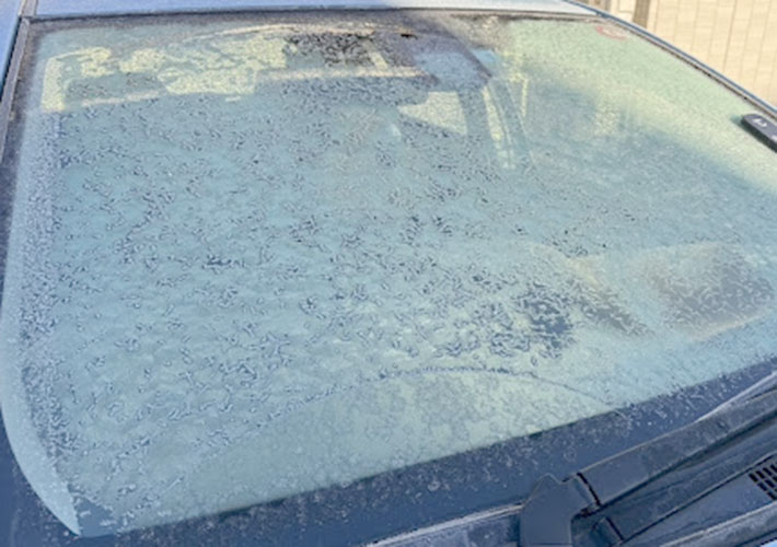凍ってしまった車のフロントガラスの写真