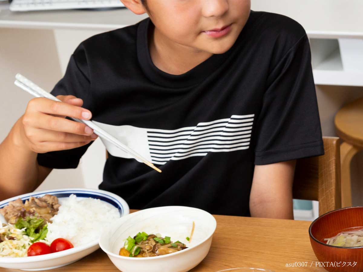 ご飯を食べる男の子の写真