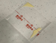 フィルムを剥がす時、チーズがくっつく…　森永乳業が教えるコツに「なんてきれい！」