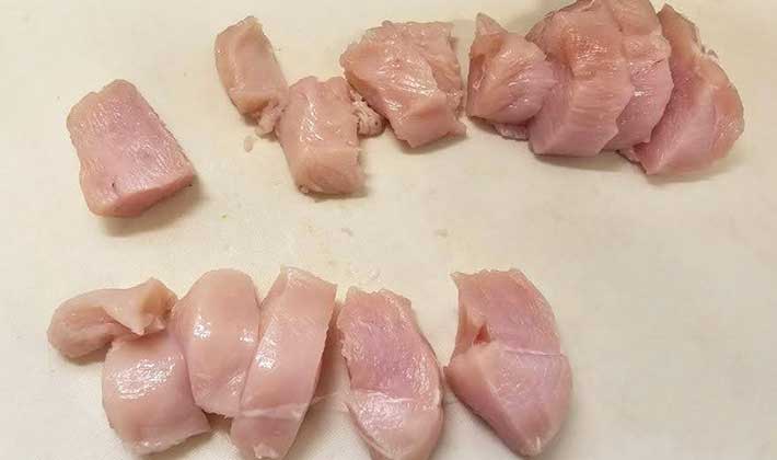『繊維を断ちきるように切った鶏むね肉』と『普段通りに包丁で切った鶏むね肉』を並べ比較している写真