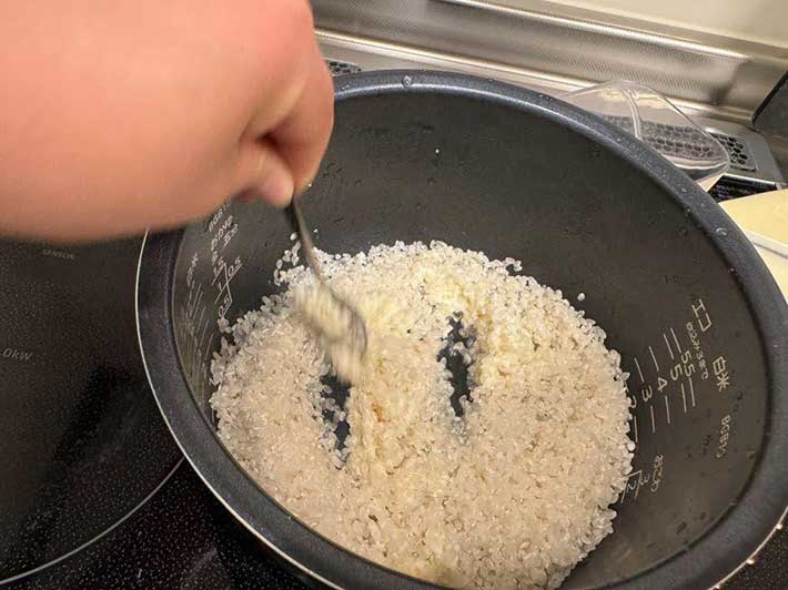 マヨネーズをお米に混ぜている様子の写真