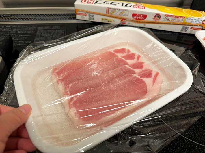 ラップをかけ冷蔵庫で漬け込んだ豚肉の写真