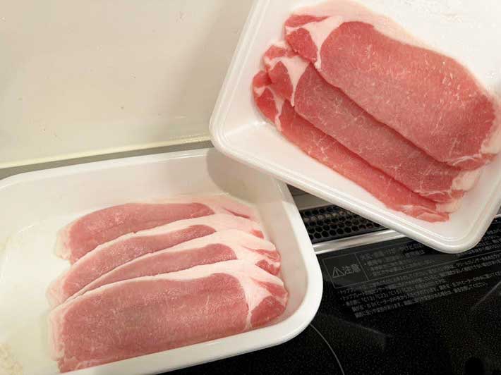漬け込んた豚肉と何もしなかった豚肉を並べて比較している写真
