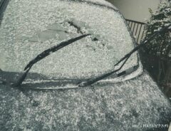 雪の日の車のワイパー写真