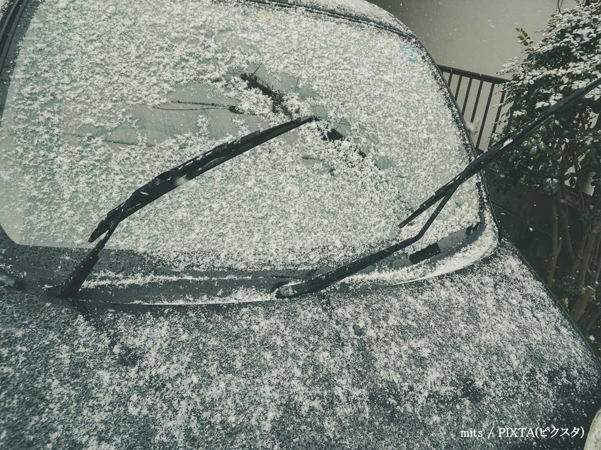 雪の日の車のワイパー写真