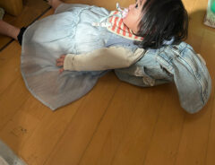 一升餅で寝転ぶ子供の写真